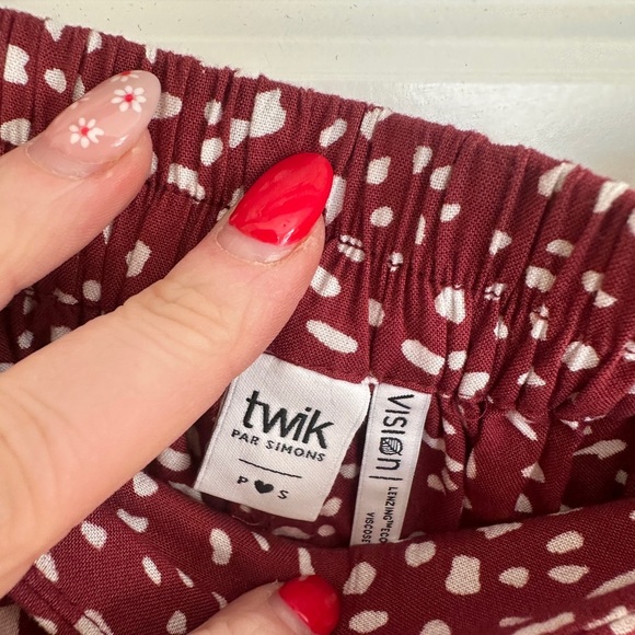 Elegant Red Polka Dot Skirt - Picture 3 of 3